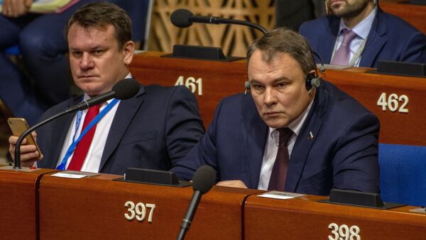 Заместитель председателя Государственной Думы РФ Петр Толстой (справа) на заседании зимней сессии Парламентской ассамблеи Совета Европы (ПАСЕ) во французском Страсбурге - Sputnik Азербайджан