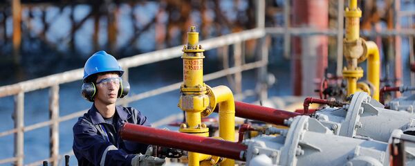 Сотрудник SOCAR на месторождение Нефтяные Камни, фото из архива - Sputnik Азербайджан