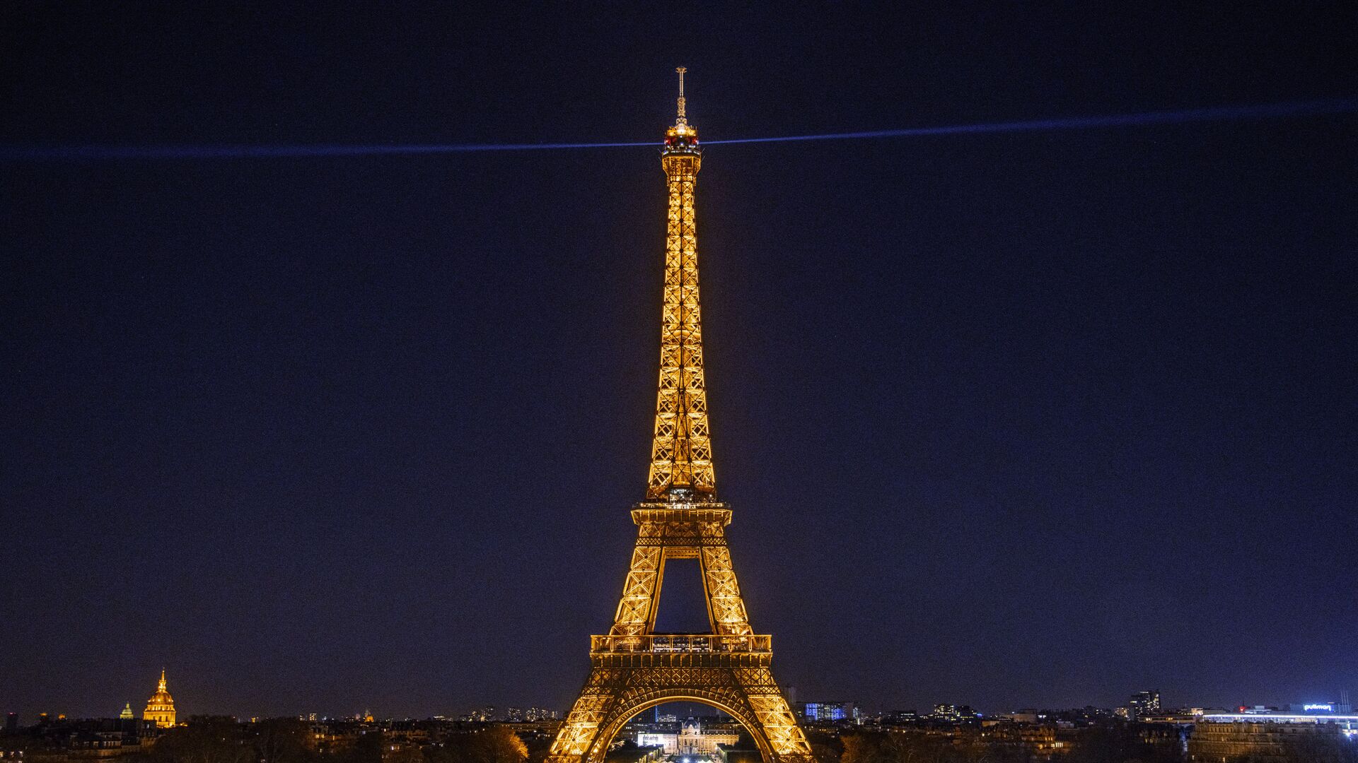 Эйфелева башня в Париже с включенной подсветкой - Sputnik Азербайджан, 1920, 11.09.2022