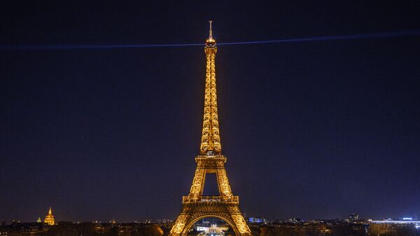 Эйфелева башня в Париже с включенной подсветкой - Sputnik Азербайджан