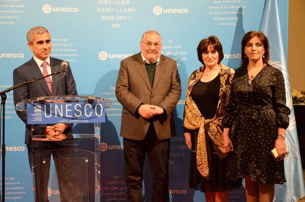 UNESCO-nun baş qərargahında Azərbaycan xalçalarının sərgisi açılıb UNESCO-nun baş qərargahında Azərbaycan xalçalarının sərgisi açılıb - Sputnik Azərbaycan