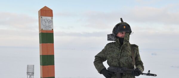 Пограничник на территории погранзаставы Нагурское пограничного управления ФСБ РФ по Архангельской области, расположенной на острове Земля Александры архипелага Земля Франца-Иосифа - Sputnik Азербайджан