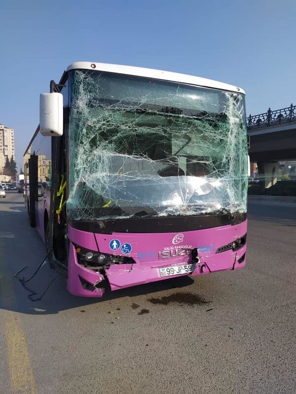 При столкновении двух автобусов в Баку ранены девять человек - фото с места ДТП При столкновении двух автобусов в Баку ранены девять человек - фото с места ДТП - Sputnik Азербайджан