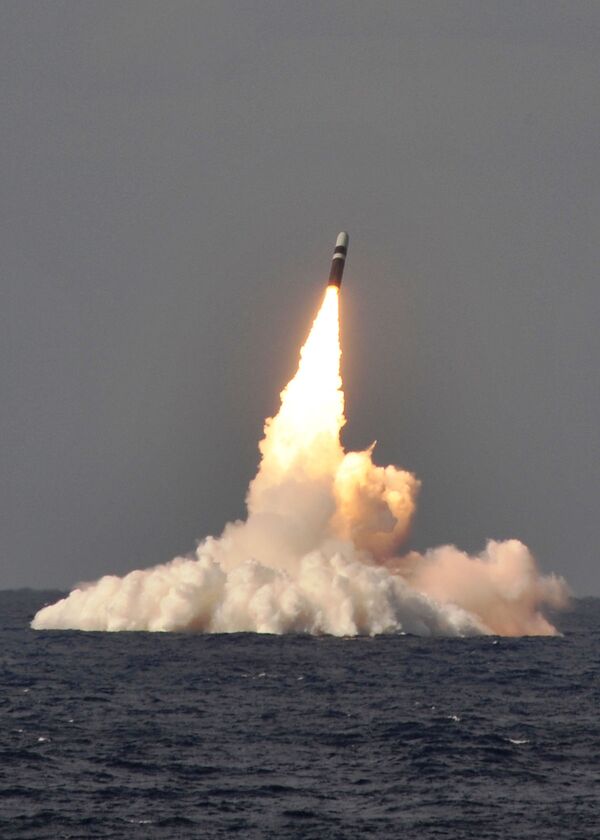 Запуск ракеты Trident II D-5 с подлодки USS West Virginia - Sputnik Азербайджан