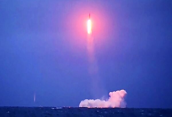 Пуск баллистической ракеты «Синева» с борта РПКСН «Верхотурье» - Sputnik Азербайджан
