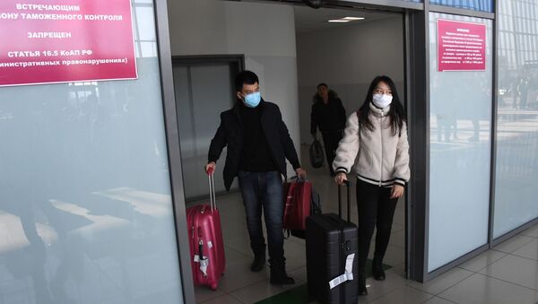 Туристы, прилетевшие из Китая, в аэропорту Владивостока - Sputnik Азербайджан
