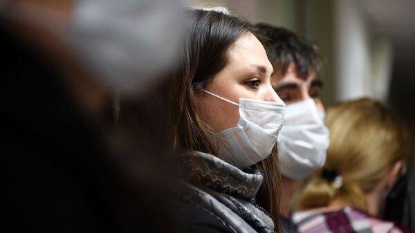 Люди в медицинских масках, фото из архива - Sputnik Азербайджан