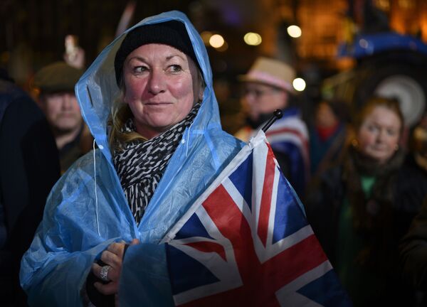 Сторонница Brexit на торжественных мероприятиях, посвященных выходу Великобритании из ЕС (Brexit Party) на площади Парламента в Лондоне вблизи Вестминстерского дворца. - Sputnik Азербайджан