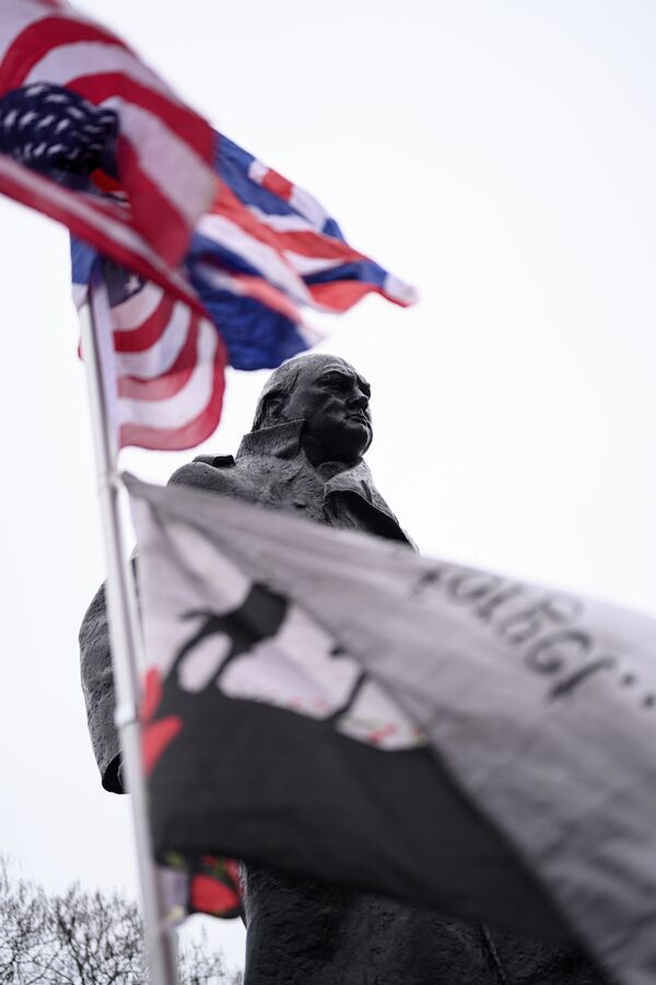 Памятник Уинстону Черчиллю на площади Парламента в Лондоне вблизи Вестминстерского дворца, где проходят торжественные мероприятия, посвященные выходу Великобритании из ЕС (Brexit Party). - Sputnik Азербайджан