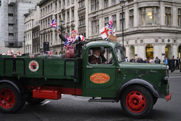 Сторонники Brexit на торжественных мероприятиях, посвященных выходу Великобритании из ЕС (Brexit Party) на площади Парламента в Лондоне вблизи Вестминстерского дворца. - Sputnik Азербайджан