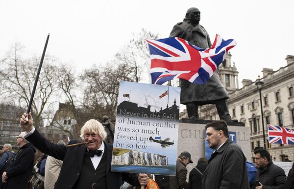Британцы, собравшиеся на Парламентской площади, встретили новость о разводе с Европой ликованием - Sputnik Азербайджан