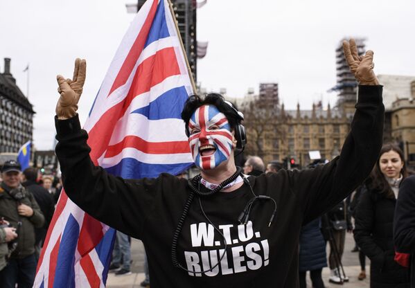 Сторонник Brexit на торжественных мероприятиях, посвященных выходу Великобритании из ЕС (Brexit Party) на площади Парламента в Лондоне вблизи Вестминстерского дворца. - Sputnik Азербайджан