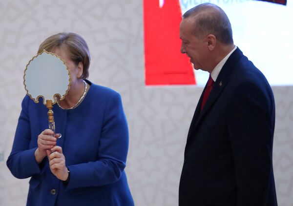 Ангела Меркель принимает подарок от Реджепа Эрдогана - Sputnik Азербайджан