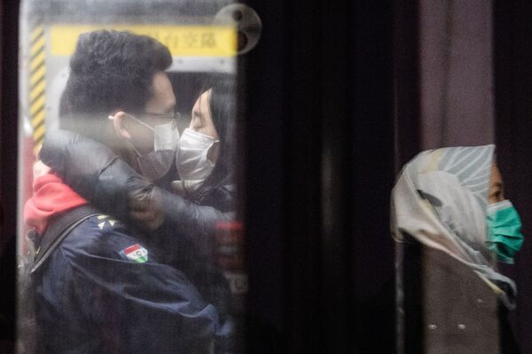 Целующаяся пара в защитных масках в метро Гонконга - Sputnik Азербайджан