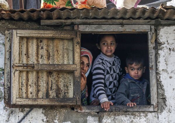 Семья палестинцев в лагере для беженцев в Секторе Газа - Sputnik Азербайджан