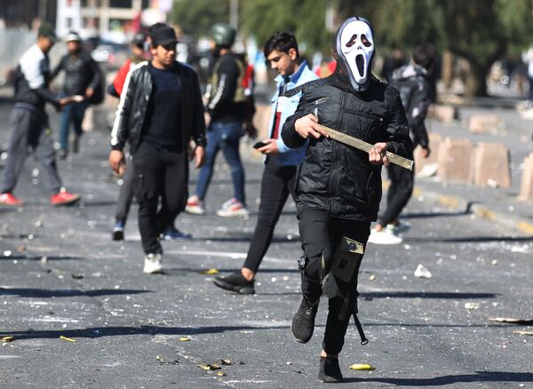 Участники антиправительственной демонстрации на площади Аль-Хилани в Багдаде - Sputnik Азербайджан