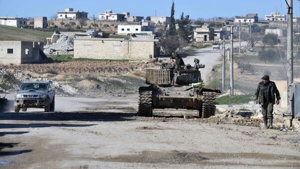 Военнослужащие сирийской армии в освобожденном от боевиков населенном пункте в Идлибе - Sputnik Азербайджан