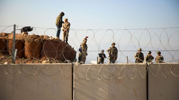 Турецкий военные на границе с Сирией в провинции Идлиб  - Sputnik Azərbaycan
