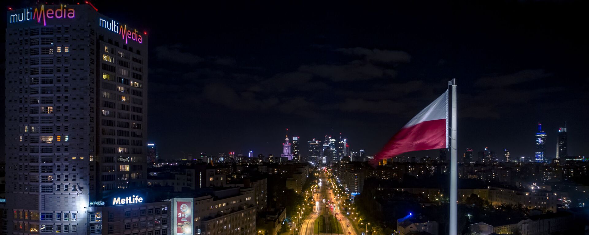 Флаг Польши на фоне ночной Варшавы - Sputnik Азербайджан, 1920, 28.03.2022
