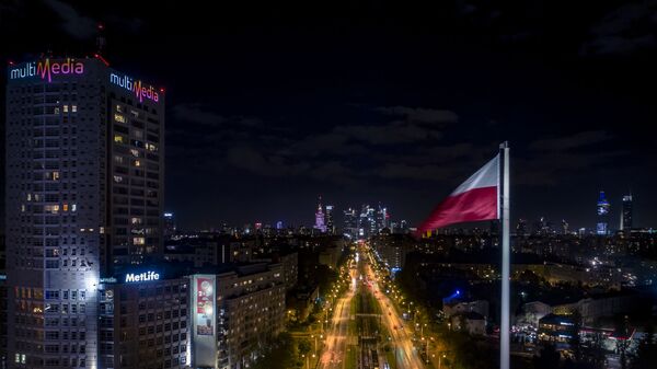 Флаг Польши на фоне ночной Варшавы - Sputnik Азербайджан