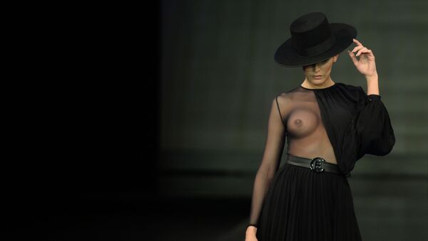 Модель в наряде от Кристо Банеза на Международном модном шоу фламенко в Севилье - Sputnik Azərbaycan