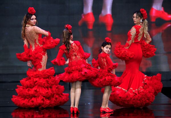 Модели в нарядах от Teressa Ninu на Международном модном шоу фламенко в Севилье - Sputnik Азербайджан