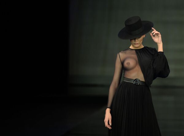 Модель в наряде от Кристо Банеза на Международном модном шоу фламенко в Севилье - Sputnik Азербайджан