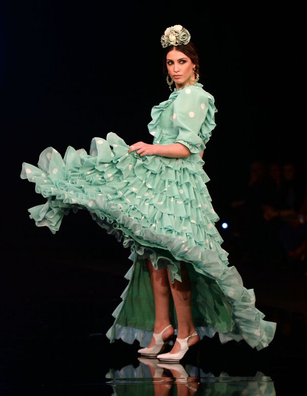 Модель в наряде от Carmen Raimundo на Международном модном шоу фламенко в Севилье - Sputnik Азербайджан