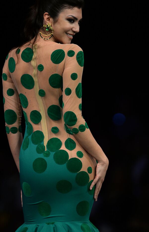 Модель в наряде от Teressa Ninu на Международном модном шоу фламенко в Севилье - Sputnik Азербайджан