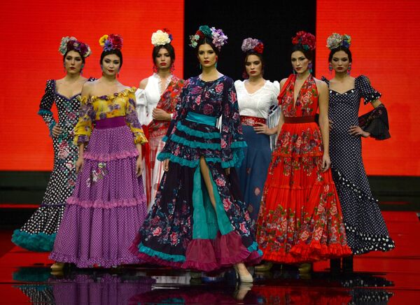 Модели в нарядах от Atelier Rima на Международном модном шоу фламенко в Севилье - Sputnik Азербайджан