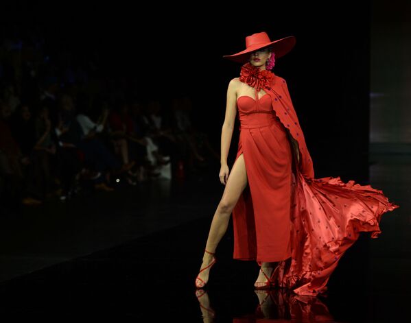 Модель в наряде от Veronica de la Vega на Международном модном шоу фламенко в Севилье - Sputnik Azərbaycan