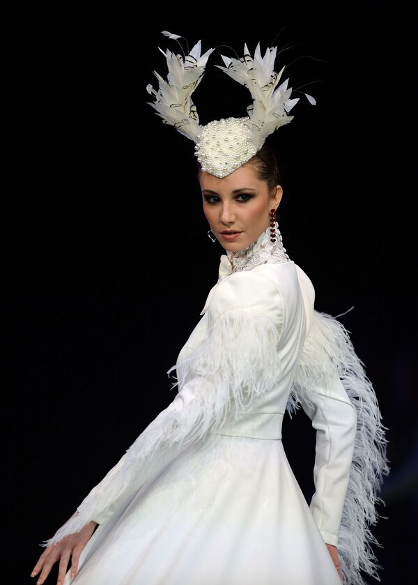 Модель в наряде от Provincia de Granada на Международном модном шоу фламенко в Севилье - Sputnik Азербайджан