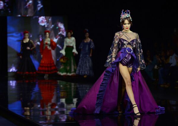 Модели в нарядах от Atelier Rima на Международном модном шоу фламенко в Севилье - Sputnik Azərbaycan