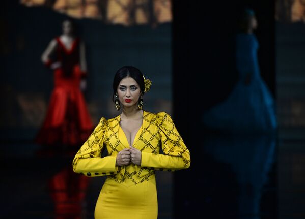 Loli Vera dəb evinin geyimində olan model Sevilyada International Flamenco Fashion Show (SIMOF) nümayişində. - Sputnik Azərbaycan