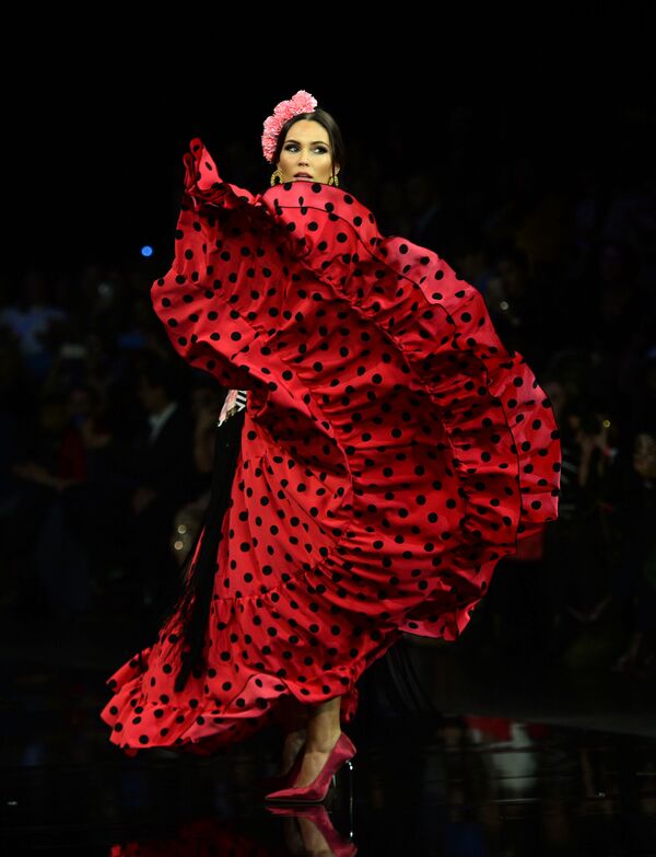 Модель в наряде от Adelina Infante на показе International Flamenco Fashion Show (SIMOF) в Севилье - Sputnik Азербайджан