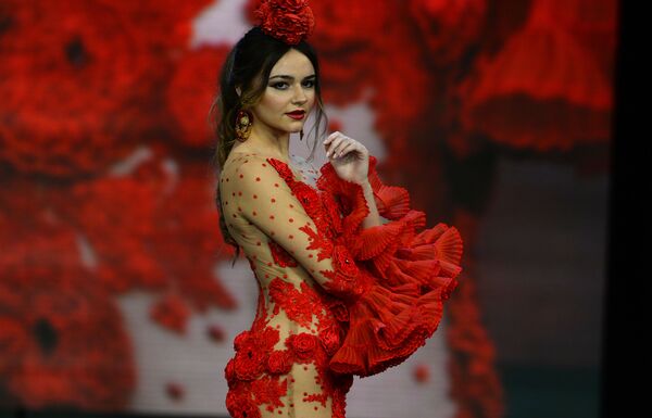 Модель в наряде от Teressa Ninu на Международном модном шоу фламенко в Севилье - Sputnik Azərbaycan