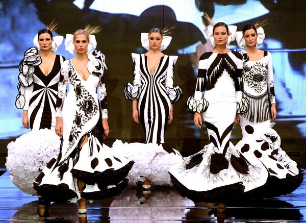 Модели в нарядах от Ana Moron на показе International Flamenco Fashion Show (SIMOF) в Севилье - Sputnik Azərbaycan