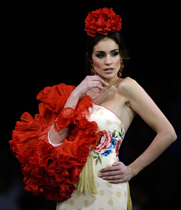 Модель в наряде от Teressa Ninu на показе International Flamenco Fashion Show (SIMOF) в Севилье - Sputnik Азербайджан