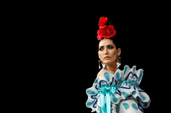 Модель в наряде от Antonio Gutierrez на показе  International Flamenco Fashion Show (SIMOF) в Севилье - Sputnik Azərbaycan