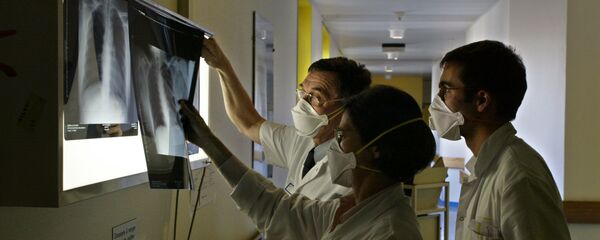 Рентген легких, фото из архива Рентген легких, фото из архива - Sputnik Азербайджан
