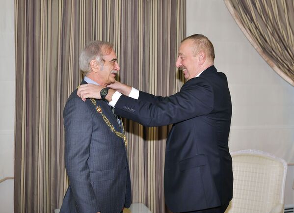 Президент Ильхам Алиев вручает Поладу Бюльбюльоглы орден &quot;Гейдар Алиев&quot; в 2020 году. - Sputnik Азербайджан