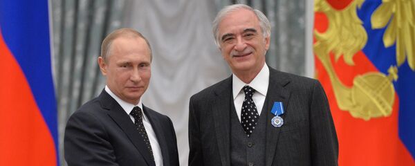 Президент России Владимир Путин (слева) и посол Азербайджана в РФ Полад Бюль-Бюль оглы - Sputnik Азербайджан