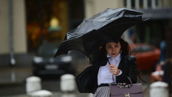 Девушка с зонтом во время ветра, фото из архива - Sputnik Азербайджан