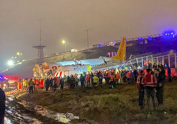 В Стамбуле самолет с гражданином Азербайджана на борту раскололся на части - фото, видео В Стамбуле самолет с гражданином Азербайджана на борту раскололся на части - фото, видео - Sputnik Азербайджан