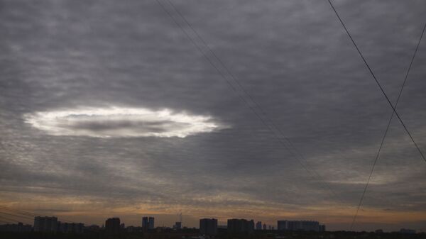 Необычное явление в небе над Москвой - Sputnik Azərbaycan
