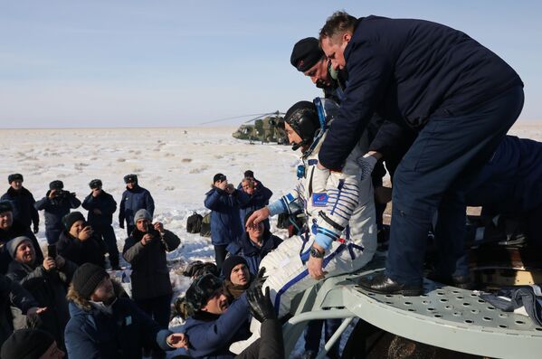 Космонавт Александр Скворцов после посадки спускаемого аппарата пилотируемого космического корабля Союз МС-13 в Казахстане - Sputnik Азербайджан