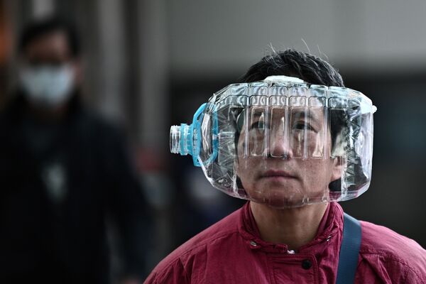 Житель Гонконга использует пластиковую бутылку в качестве маски, чтобы защититься от коронавируса - Sputnik Азербайджан