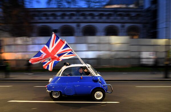 Мужчина с флагами Евросоюза в центре Лондона 31 января 2020 года, в день официального выхода Великобритании из ЕС - Sputnik Азербайджан
