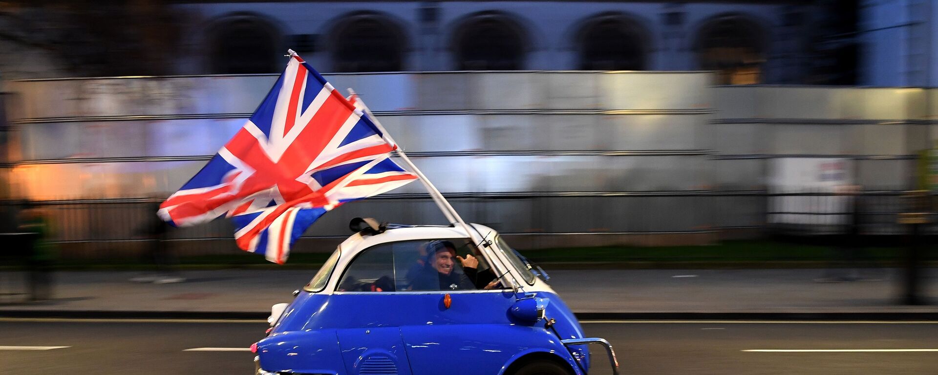 Мужчина с флагами Евросоюза в центре Лондона 31 января 2020 года, в день официального выхода Великобритании из ЕС - Sputnik Азербайджан, 1920, 10.02.2021
