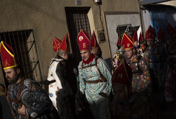 Участники во время шествия в рамках традиционного фестиваля Эндиаблада в городе Альмонасид-дель-Маркесадо в Испании - Sputnik Азербайджан